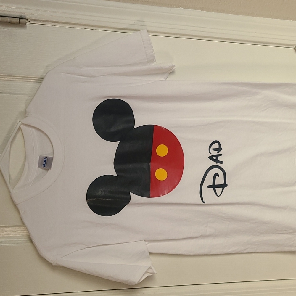 Men size Medium Dad Disney shirt
